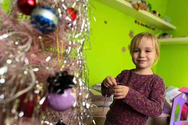 Little girl decorating Christmas tree — Stock Photo, Image