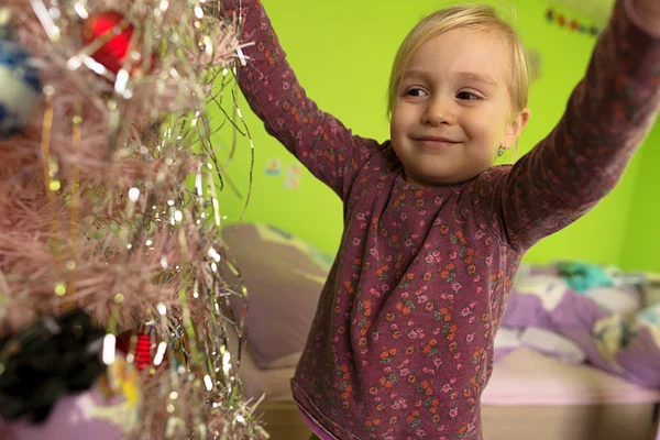 Little girl decorating Christmas tree — Stock Photo, Image