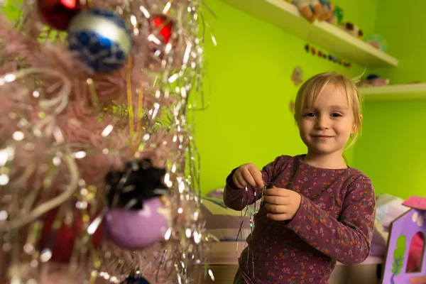 Little girl decorating Christmas tree — Stock Photo, Image