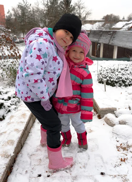Dziewczyny w zimie na zewnątrz — Zdjęcie stockowe