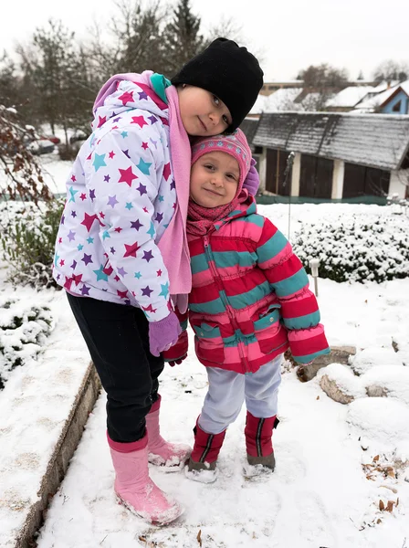 Meisjes in winter buiten — Stockfoto