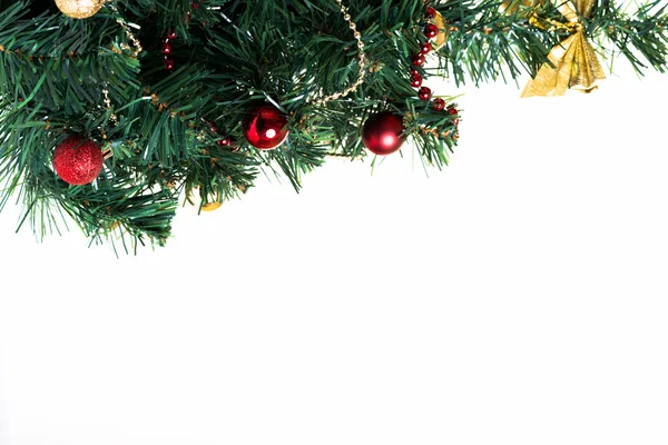 Vánoční strom s barevnými ornamenty — Stock fotografie