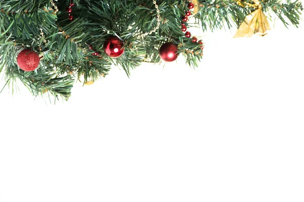 Vánoční strom s barevnými ornamenty — Stock fotografie