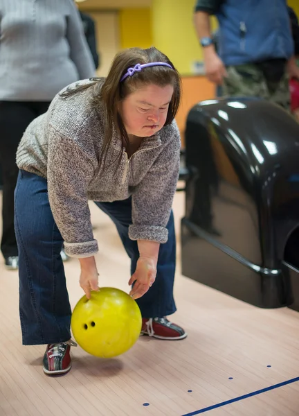 Vrouw met down syndroom op bowling — Stockfoto