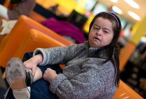 Femme avec syndrome du duvet au bowling — Photo