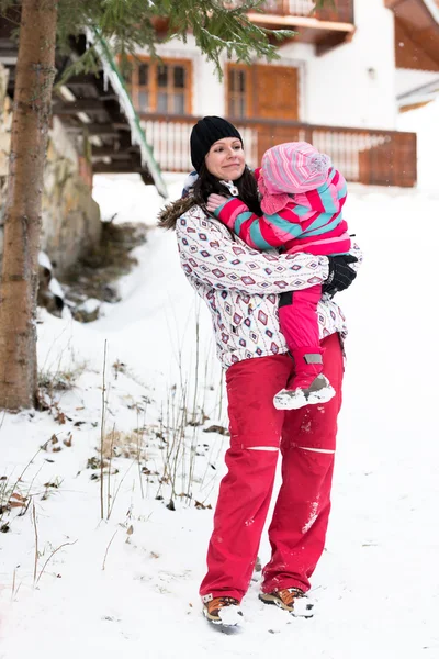 Anne ve bebek kış parkı — Stok fotoğraf