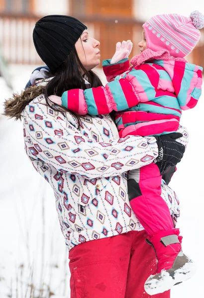 Madre y bebé en el parque de invierno —  Fotos de Stock