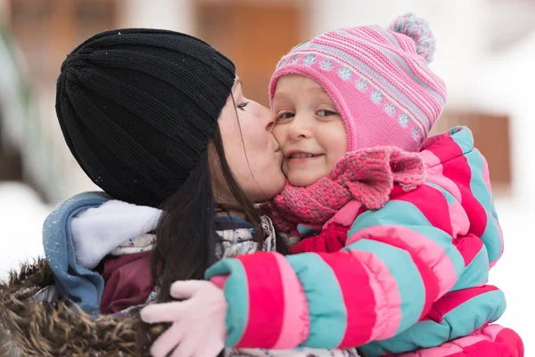 Moeder en baby in winter park — Stockfoto