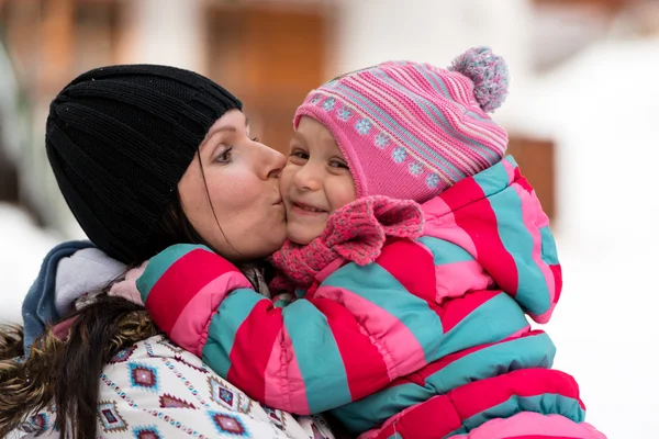 Moeder en baby in winter park — Stockfoto