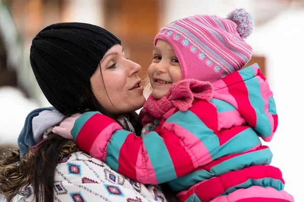 Mère et bébé dans le parc d'hiver — Photo