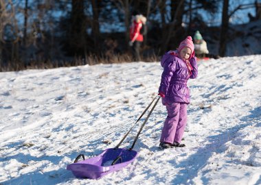 Kız kış eğleniyor