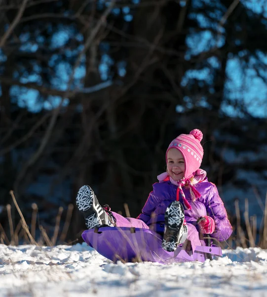 Девочка веселится зимой — стоковое фото