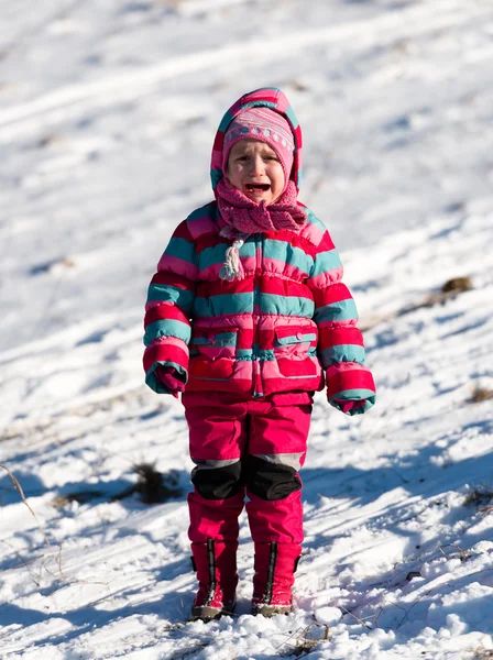 Chorando menina ao ar livre no inverno — Fotografia de Stock