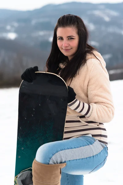 Жіночий сноубордист на відкритому повітрі — стокове фото