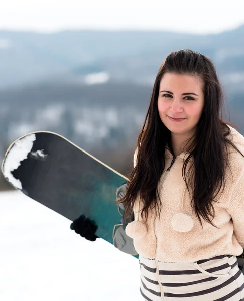 Vrouwelijke snowboarder buitenshuis — Stockfoto