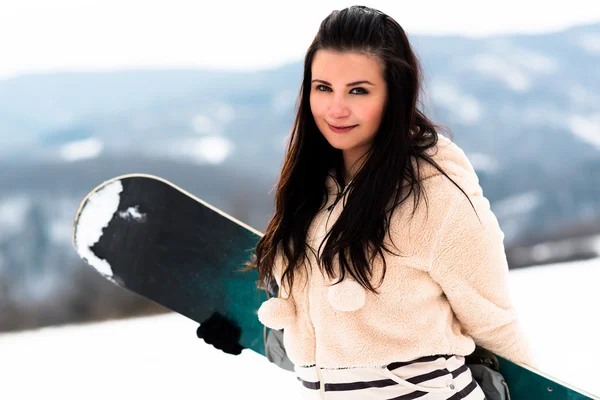 Θηλυκό snowboarder σε εξωτερικούς χώρους — Φωτογραφία Αρχείου