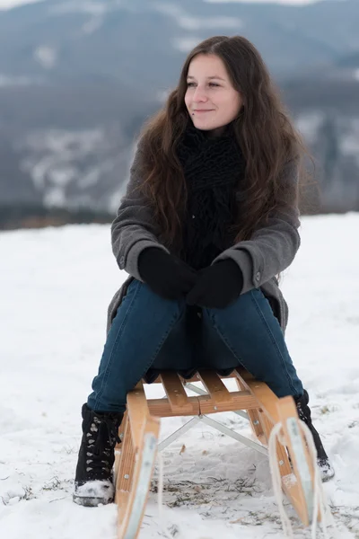 Жінка розважається на снігових санях — стокове фото