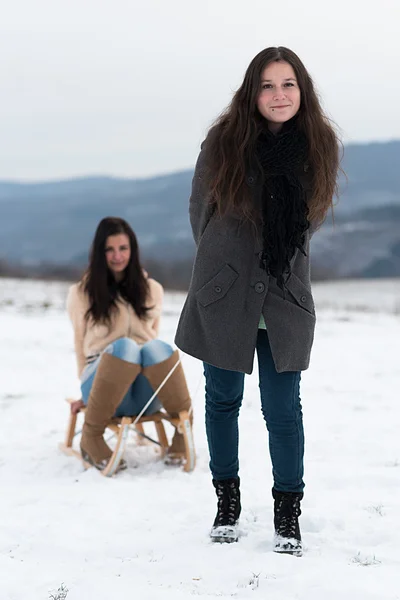 Twee vriendinnen sleden afdaling — Stockfoto