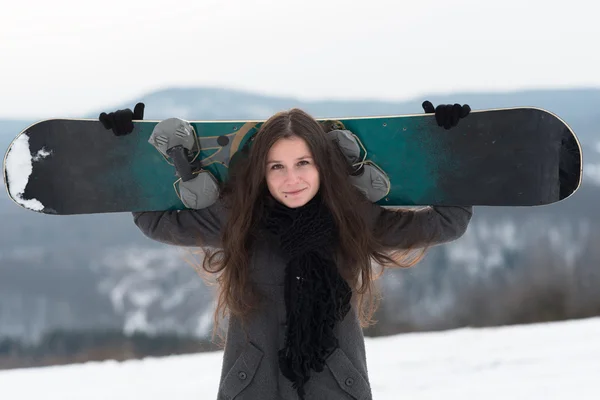 年轻女孩与单板滑雪 — 图库照片