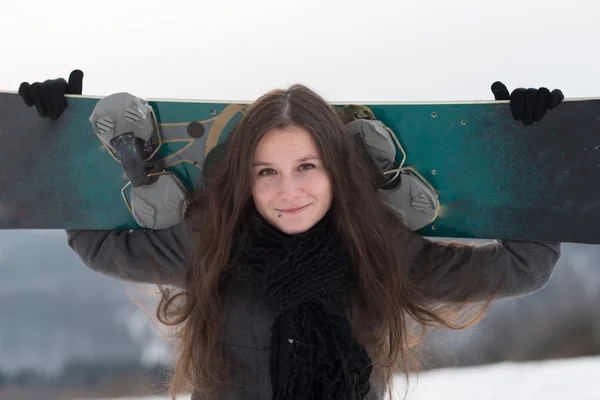 Ung flicka med snowboard — Stockfoto