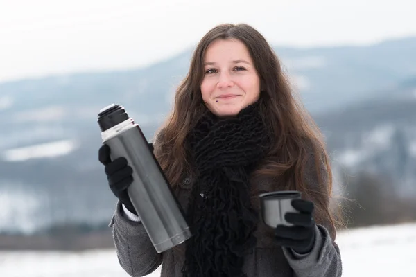 Dívka, pít horký čaj v zimě — Stock fotografie