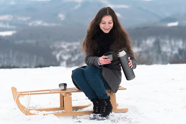 Κορίτσι, πίνοντας ζεστό τσάι το χειμώνα — Φωτογραφία Αρχείου