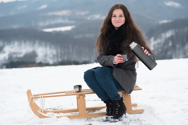 Girl dricka varmt te på vintern — Stockfoto