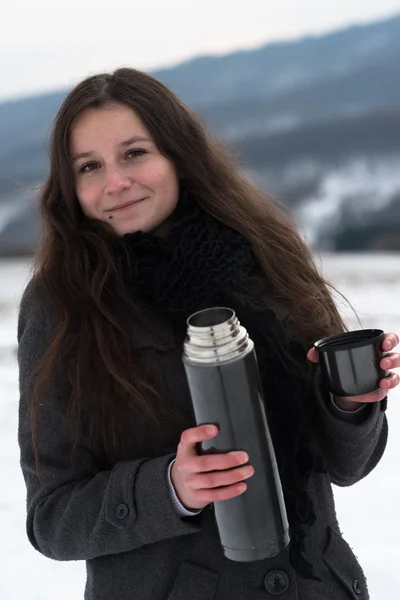 겨울에 뜨거운 차를 마시는 여자 — 스톡 사진