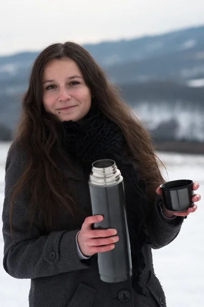 Chica bebiendo té caliente en el invierno —  Fotos de Stock