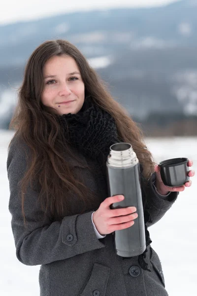 Dívka, pít horký čaj v zimě — Stock fotografie