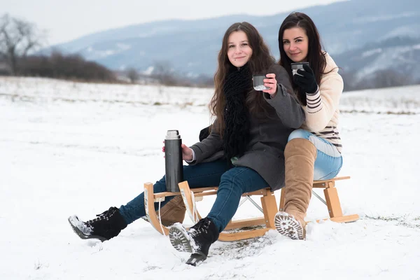 Deux copines avec du thé chaud ou du café à l'extérieur — Photo