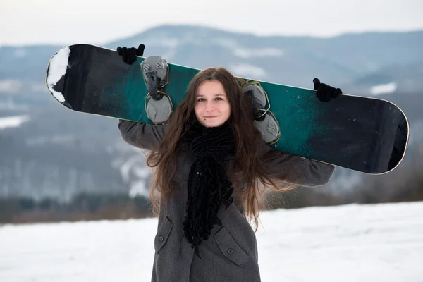年轻女孩与单板滑雪 — 图库照片