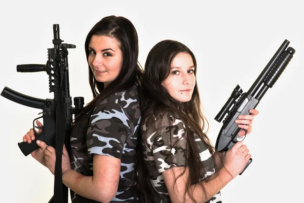 Zwei schöne Frauen mit Gewehren — Stockfoto