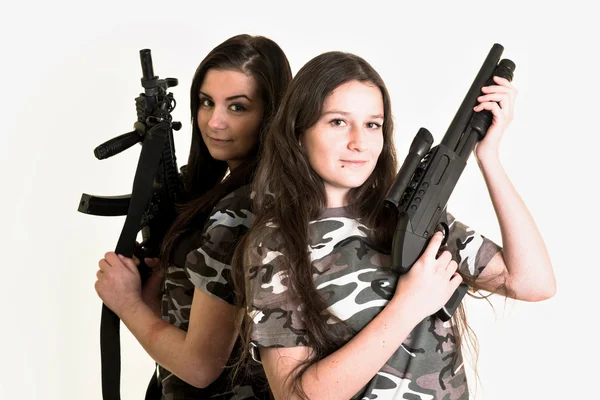Dos hermosas mujeres con armas —  Fotos de Stock