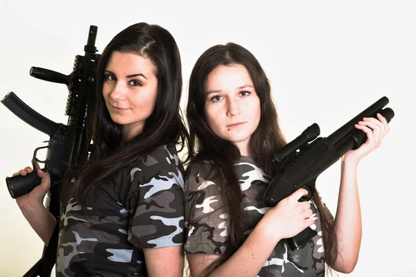 Två vackra kvinnor med vapen — Stockfoto