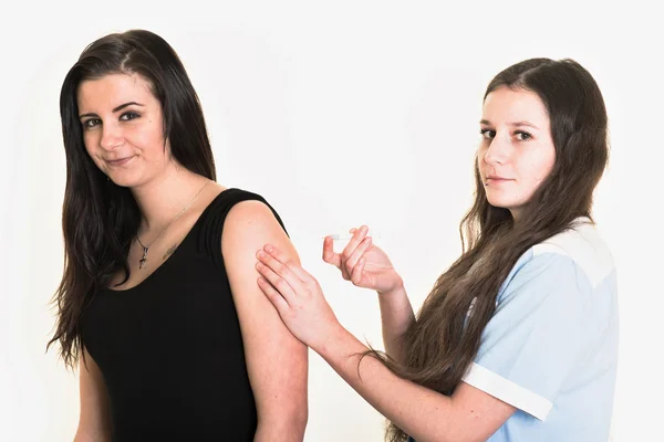 Sjuksköterska gör en vaccination — Stockfoto