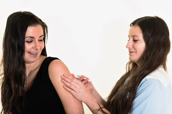 Sjuksköterska gör en vaccination — Stockfoto