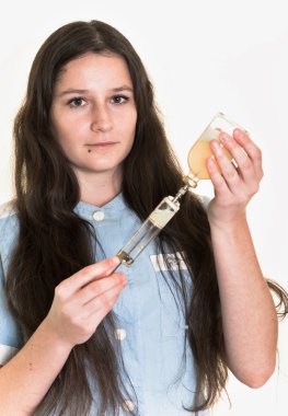 Şırınga ile tıp öğrencisi