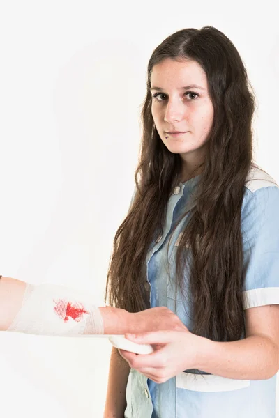 Asistente médico cambia el vendaje de una herida — Foto de Stock