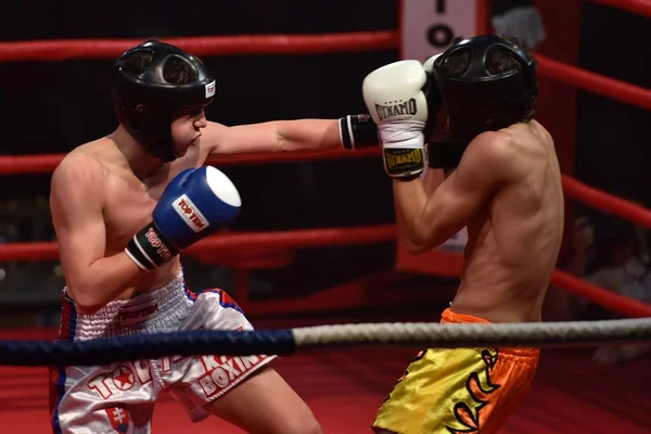 Sterke vechter en zijn tegenstander tijdens een gevecht in een ring Combat vechten nacht — Stockfoto