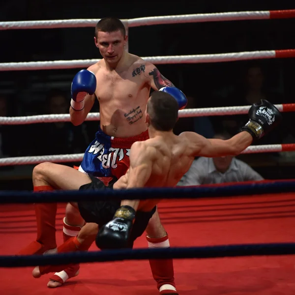 Strong fighter and his opponent during a fight in a ring Combat Fight Night — Stock Photo, Image