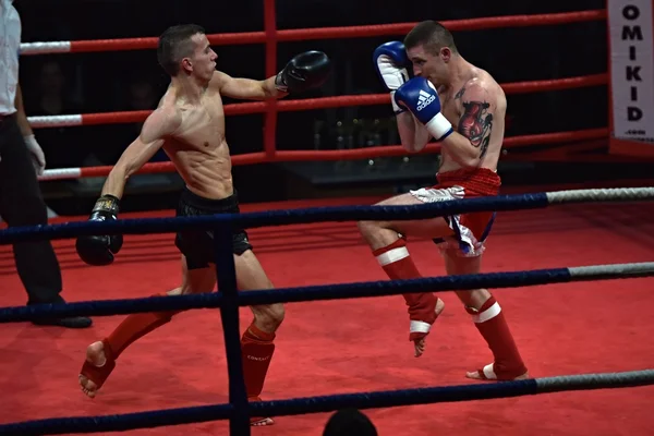 Sterke vechter en zijn tegenstander tijdens een gevecht in een ring Combat vechten nacht — Stockfoto