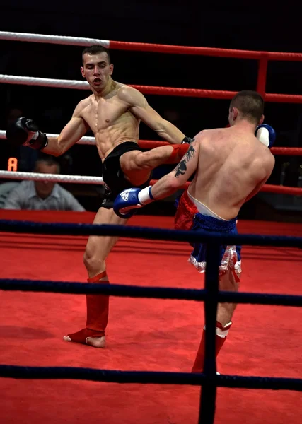 Sterke vechter en zijn tegenstander tijdens een gevecht in een ring Combat vechten nacht — Stockfoto