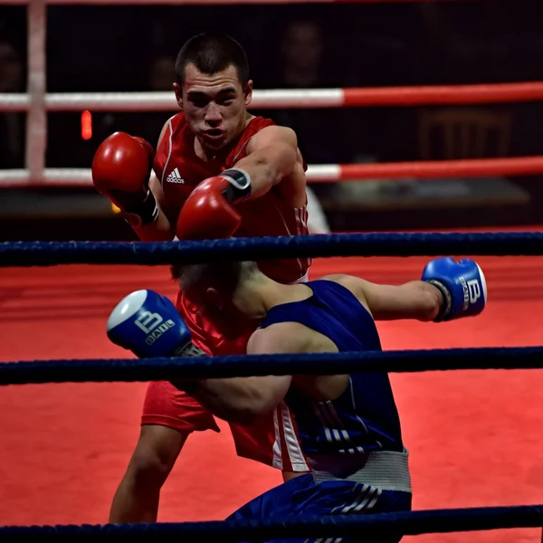 Сильный боец и его противник во время боя в ринге Combat Fight Night — стоковое фото