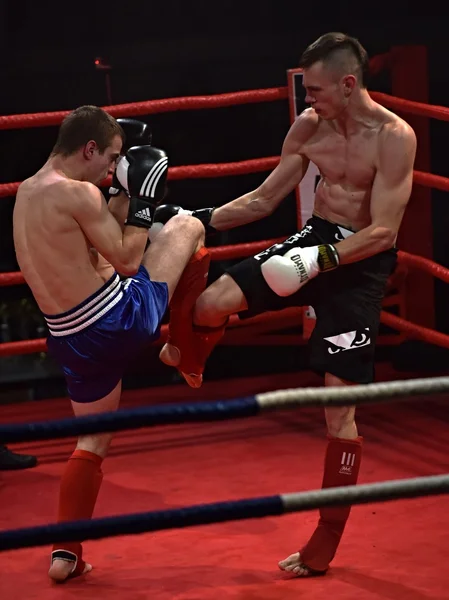 Sterke vechter en zijn tegenstander tijdens een gevecht in een ring Combat vechten nacht — Stockfoto