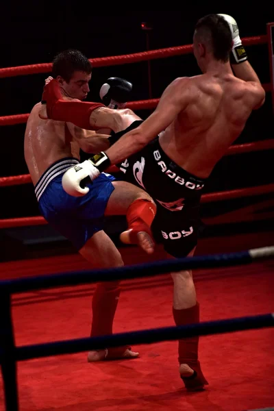 强大的拳手和他的对手在一枚戒指打击拳击之夜的战斗中， — 图库照片