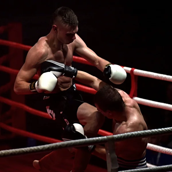 Strong fighter and his opponent during a fight in a ring Combat Fight Night — Stock Photo, Image