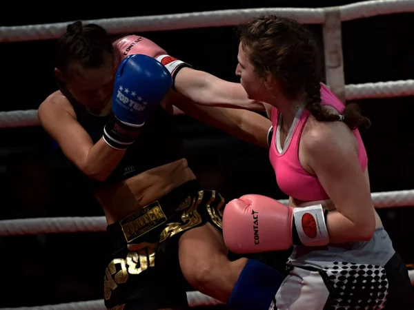 Mujer Strong fighters during a fight in a ring Combat Fight Night — Foto de Stock