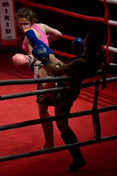 Mujer Strong fighters during a fight in a ring Combat Fight Night — Foto de Stock