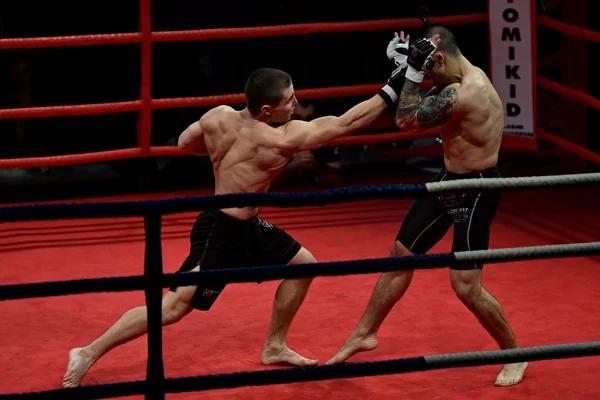 Stark kämpe och hans motståndare under ett slagsmål i en ring bekämpa Fight Night — Stockfoto